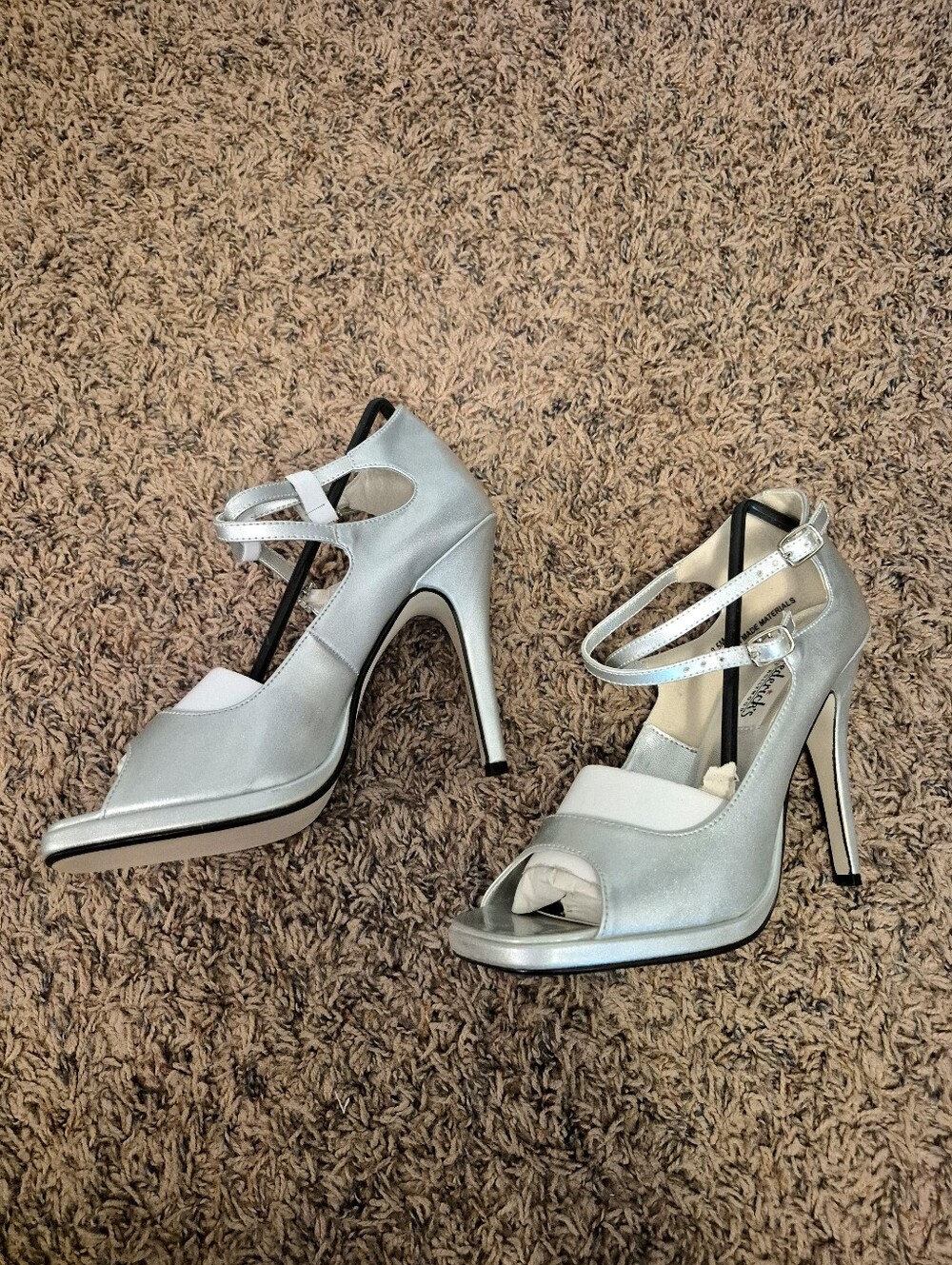 Brand NEW Frederick's of Hollywood Silver T-Strap Peep-Toe Heels Size 8.5